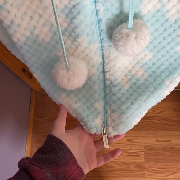 (3 FOR 100) La Vie En Rose Snowflake Hooded Zip Up Robe - Picture 4 of 5